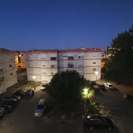 Lovely 2-Bedroom Flat With Free Parking Appartamento